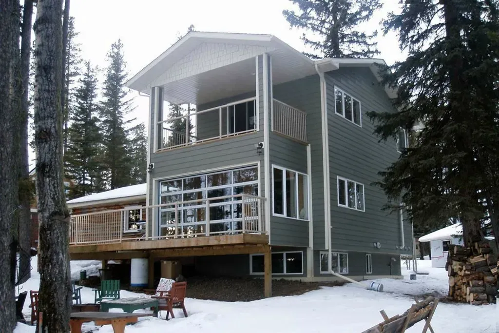 A custom home built by R&R Homebuilding Ltd.